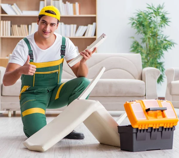 Trabajador reparación de muebles en casa —  Fotos de Stock