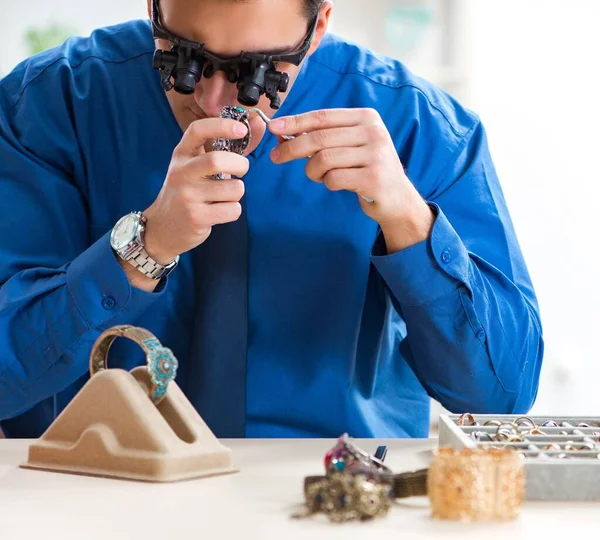 Joyero trabajando con joyas de lujo en el taller — Foto de Stock