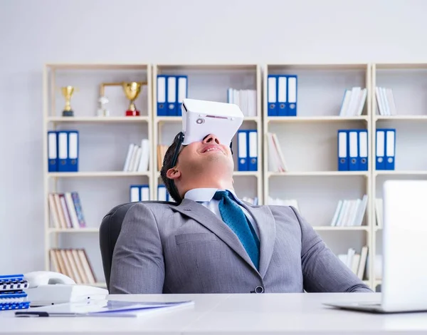 Homme d'affaires avec lunettes de réalité virtuelle dans la technologie moderne co — Photo