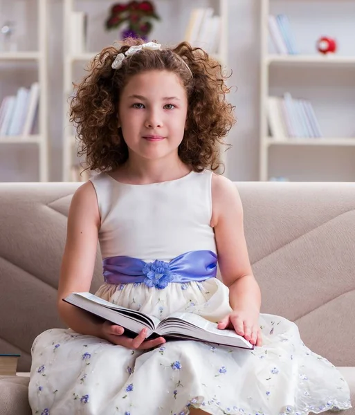 Piccola bella ragazza che legge libri a casa — Foto Stock