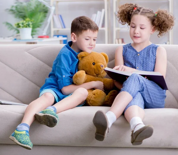 Dwójka dzieci czyta książki w domu. — Zdjęcie stockowe