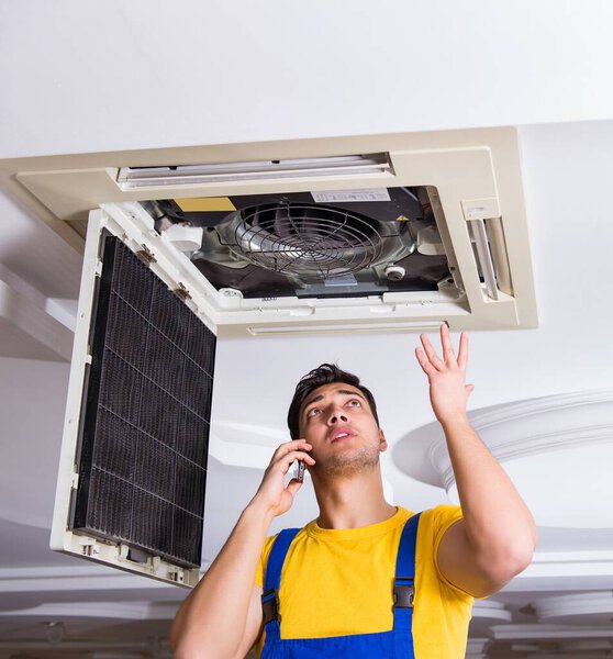 Ремонтник установки кондиционирования воздуха потолка