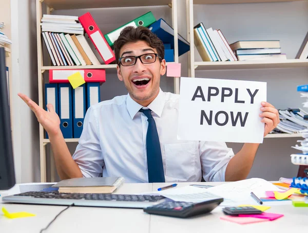 Imprenditore che assume nuovi dipendenti per far fronte all'aumento del carico di lavoro — Foto Stock