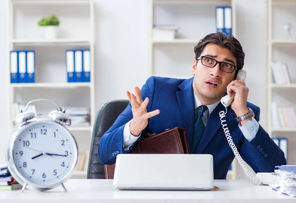 Empresário no conceito de gestão de tempo ruim — Fotografia de Stock