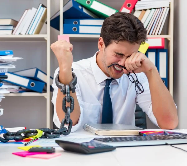 Werknemer bevestigd en geketend aan zijn bureau met ketting — Stockfoto