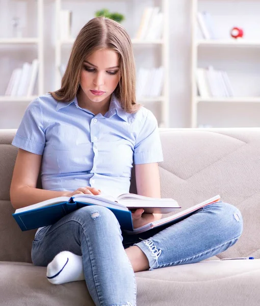 Giovane studentessa preparazione per gli esami universitari — Foto Stock