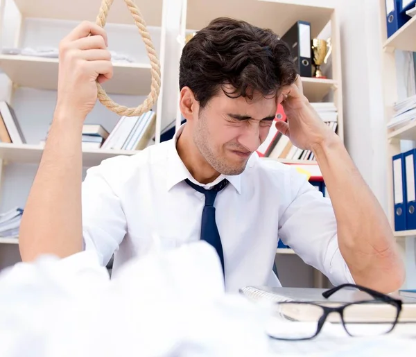 Drukke gefrustreerde zakenman boos in het kantoor — Stockfoto