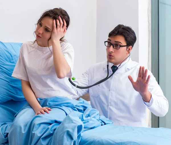 Arzt besucht Patient im Krankenhauszimmer — Stockfoto