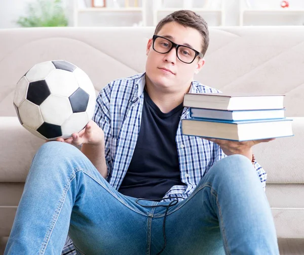 Νεαρός μαθητής προσπαθεί να εξισορροπήσει τη μελέτη και το ποδόσφαιρο — Φωτογραφία Αρχείου