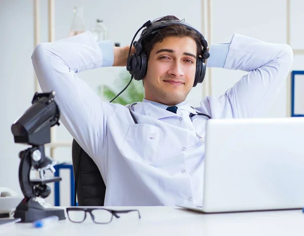 Médico varón escuchando al paciente durante la sesión de telemedicina — Foto de Stock