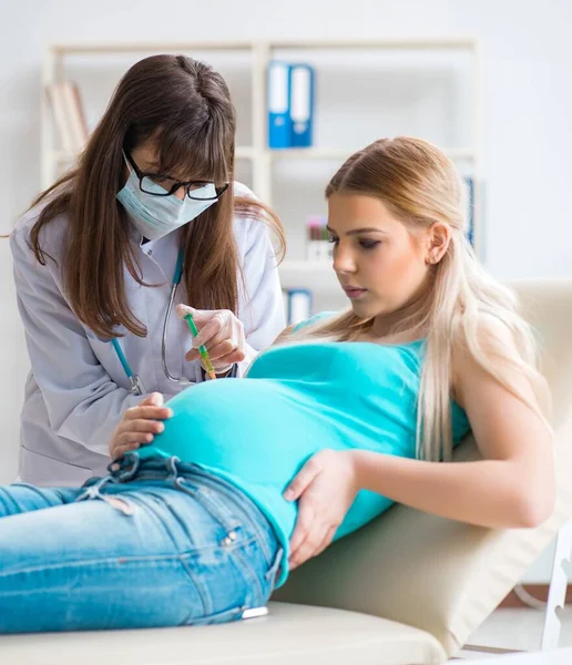 Terhes nő a rendszeres terhességi ellenőrzésen — Stock Fotó