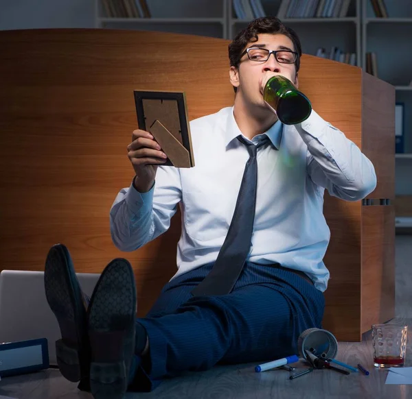 Trauriger Büroangestellter vermisst Ehefrau nach Scheidung — Stockfoto