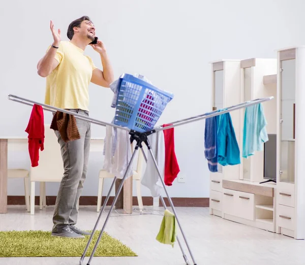 Hombre guapo marido haciendo lavado en casa —  Fotos de Stock