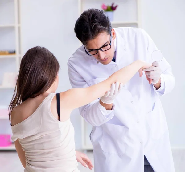 Médico examinando a pele de paciente do sexo feminino — Fotografia de Stock