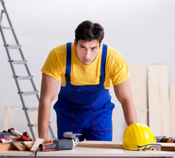 Riparatore pavimento deluso con il suo lavoro — Foto Stock