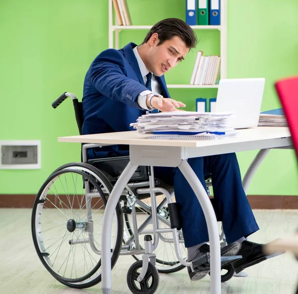 Disabled businessman working in the office — Stock Photo, Image