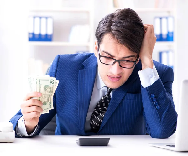 Buchhalter berechnet Dollar mit Taschenrechner im Büro — Stockfoto