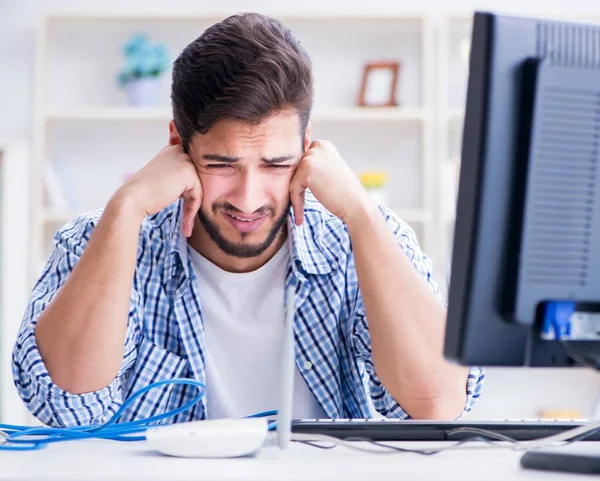 Frustrierter junger Mann wegen schwachen Internetempfangs — Stockfoto