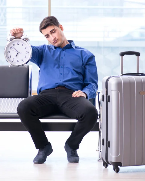 Man wairing aan boord in de luchthaven lounge kamer — Stockfoto