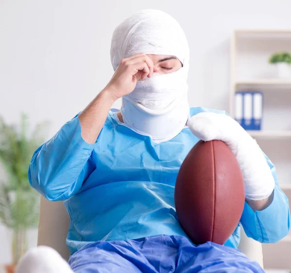 受伤的美式足球运动员在医院康复 — 图库照片