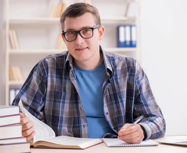 Jeune étudiant se préparant aux examens scolaires avec des livres — Photo