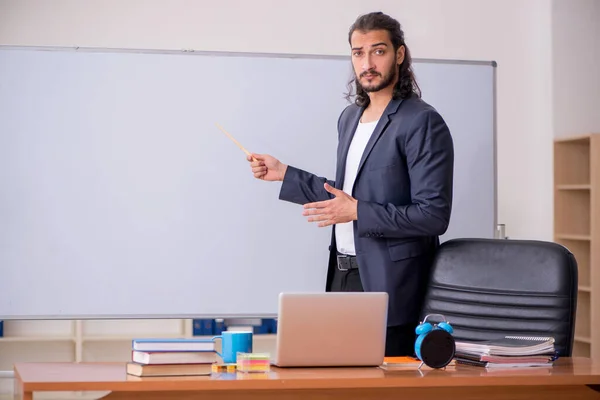 Joven profesor en el aula — Foto de Stock