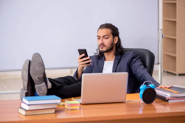 Jonge mannelijke leraar in de klas — Stockfoto