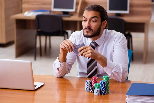 Jonge mannelijke werknemer in het gokconcept — Stockfoto