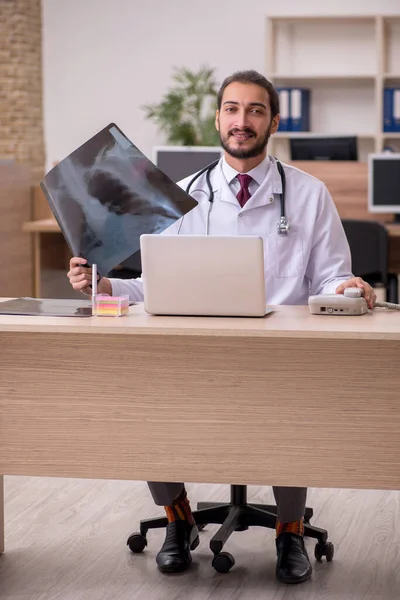 Jovem médico radiologista sentado no escritório — Fotografia de Stock
