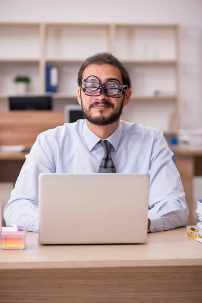 Jovem engraçado empresário empregado trabalhando no local de trabalho — Fotografia de Stock