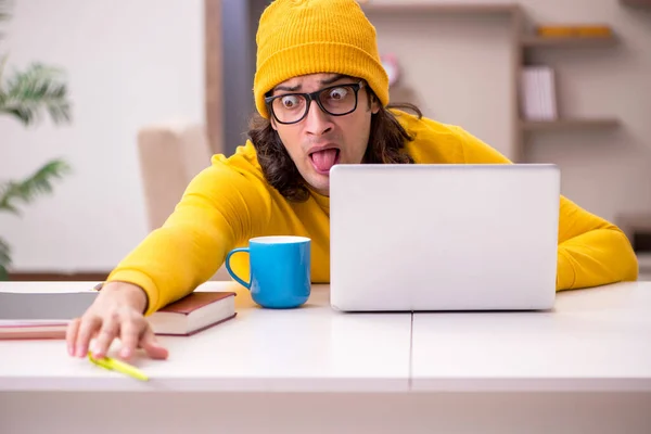 Joven estudiante masculino preparándose para los exámenes en casa — Foto de Stock