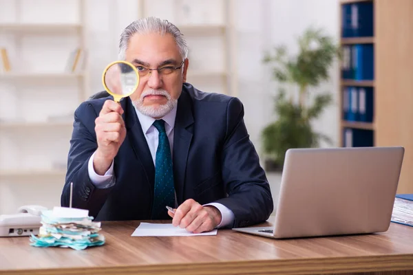 Velho empresário empregado no conceito de planejamento orçamentário — Fotografia de Stock