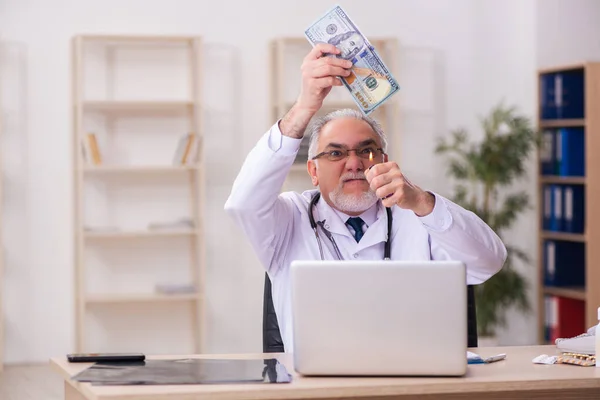 Médico experimentado en concepto de remuneración —  Fotos de Stock