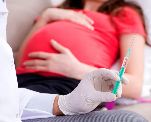 Zwangere vrouw patiënt op bezoek arts voor regelmatige check-up — Stockfoto