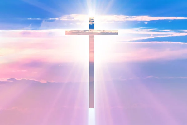 Религиозная концепция с крестом против неба — стоковое фото