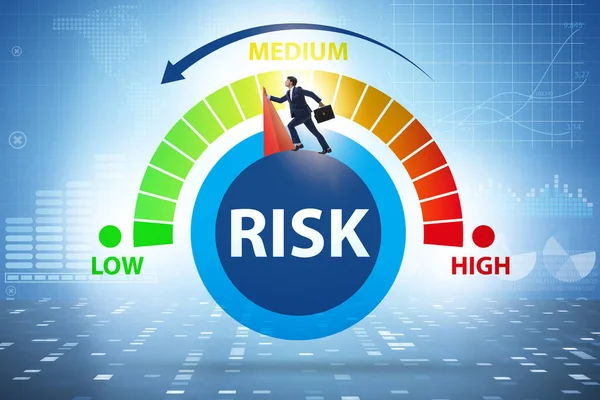 Бізнесмен в обліку ризиків та концепції управління — стокове фото