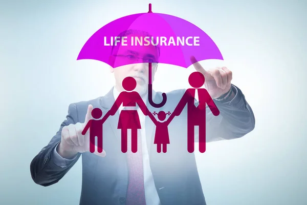 Conceito de seguro de vida com empresário pressionando botão — Fotografia de Stock