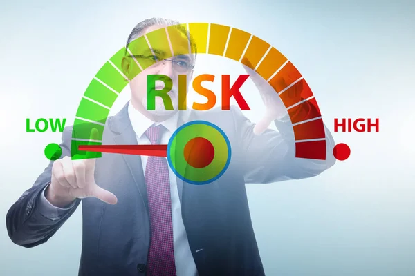 Imprenditore nel concetto di misurazione e gestione del rischio — Foto Stock