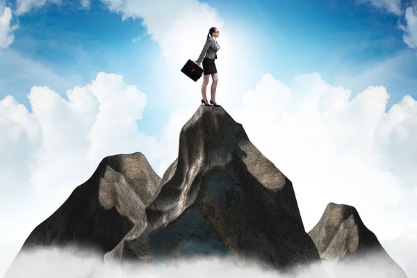 Mujer de negocios en la cima de la montaña en concepto de carrera — Foto de Stock