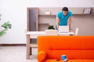 Salgın sırasında tele-araştırma konseptinde genç bir erkek öğrenci