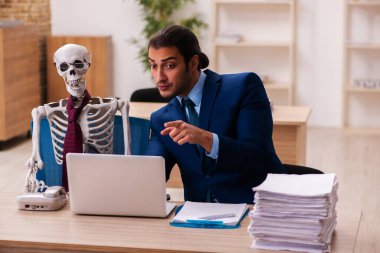 Ofiste çalışan ölü bir çalışan.