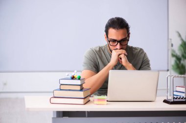 Tele-eğitim konseptinde genç erkek fizikçi.