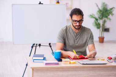 Ofiste çalışan genç erkek tasarımcı.