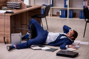 Genç erkek işadamı işinden memnun değil.