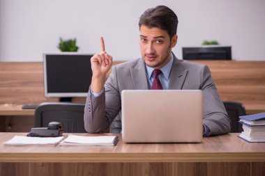 Ofiste çalışan genç işadamı.