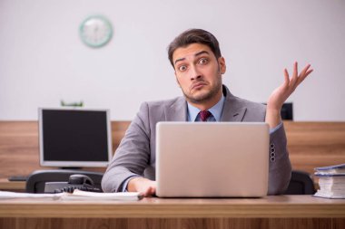 Ofiste çalışan genç işadamı.