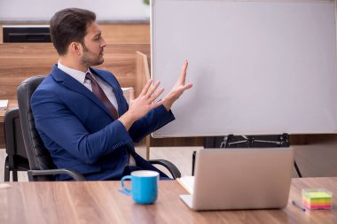 Telekonferans konseptinde genç ve yakışıklı işveren