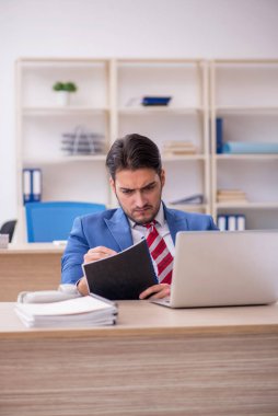 Ofiste çalışan çekici bir genç.