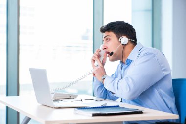 İş konseptinde erkek çağrı merkezi operatörü