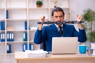 Zincirli erkek çalışanlar, Ofis 'te aşırı çalışmaktan memnun değiller.